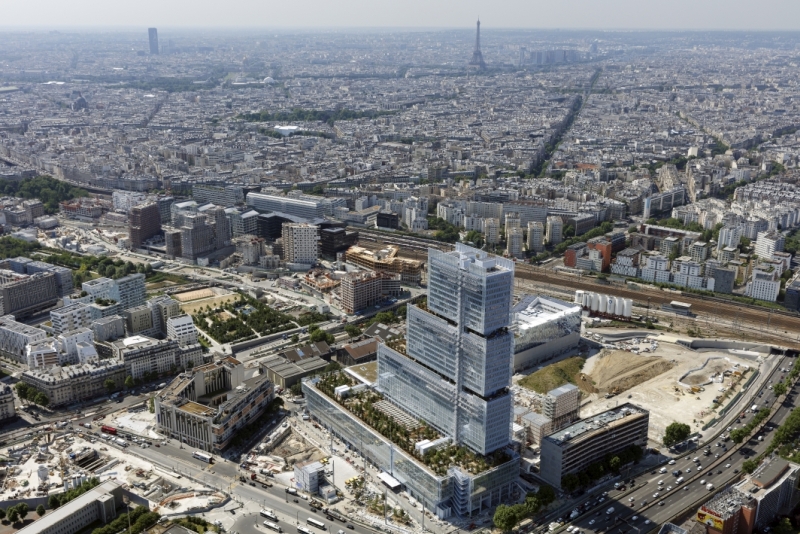 Le Tribunal de Paris dans le ciel parisien